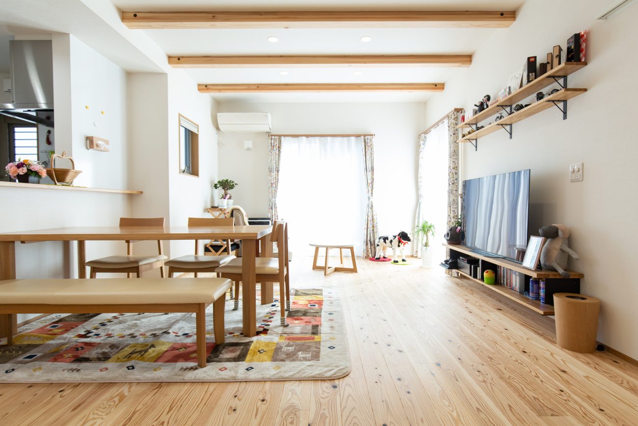 閑静な住宅街に建つ、温かみを感じる居心地のいい住まい